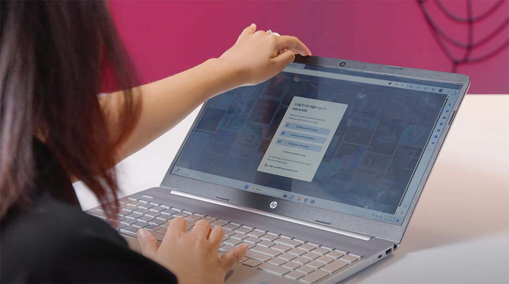 Laptop HP 15s fq5229TU i3 1215U (8U237PA) - Nghiêng màn 